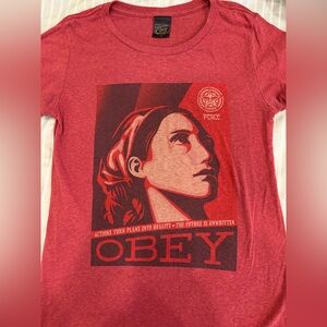 Obey women’s Heathered Red Crewneck Tee “Resist” sz medium